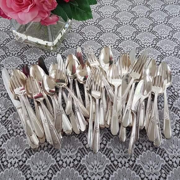 Vtg 1937 WM Rogers Hiawatha Memory 44-Piece Silver Plated Flatware Set for 10 - Picture 12 of 13